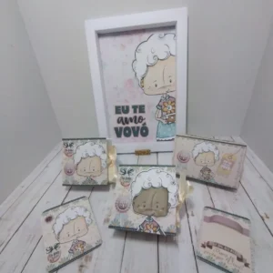 Topper de bolo com mensagens afetuosas e caixas de doces para celebrar o Dia dos Avós.