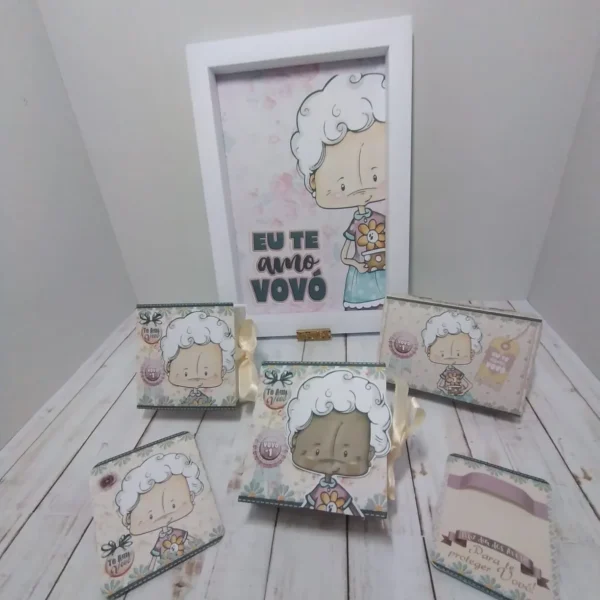 Topper de bolo com mensagens afetuosas e caixas de doces para celebrar o Dia dos Avós.