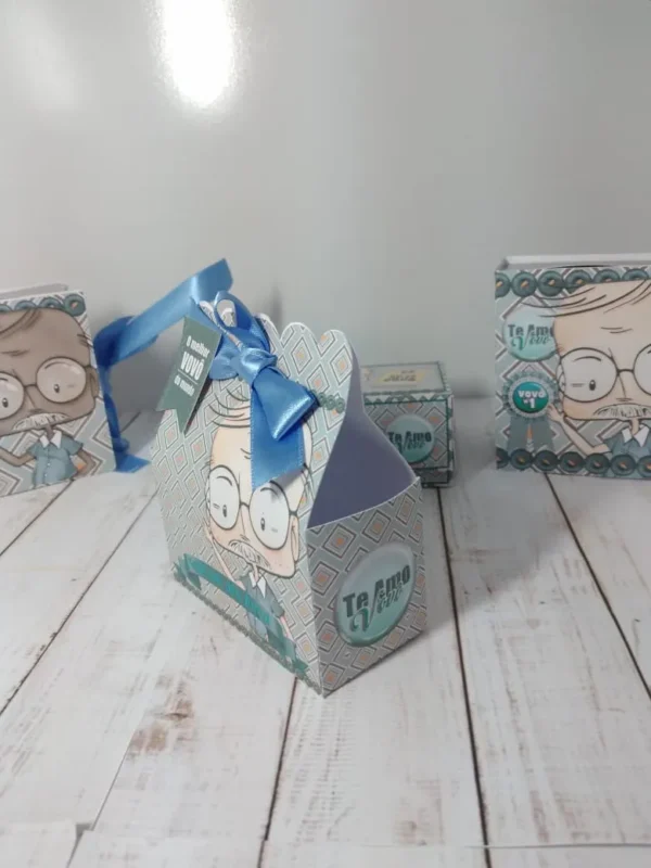 Caixinha de presente personalizada e tags decorativas em camadas para o Dia dos Avós.