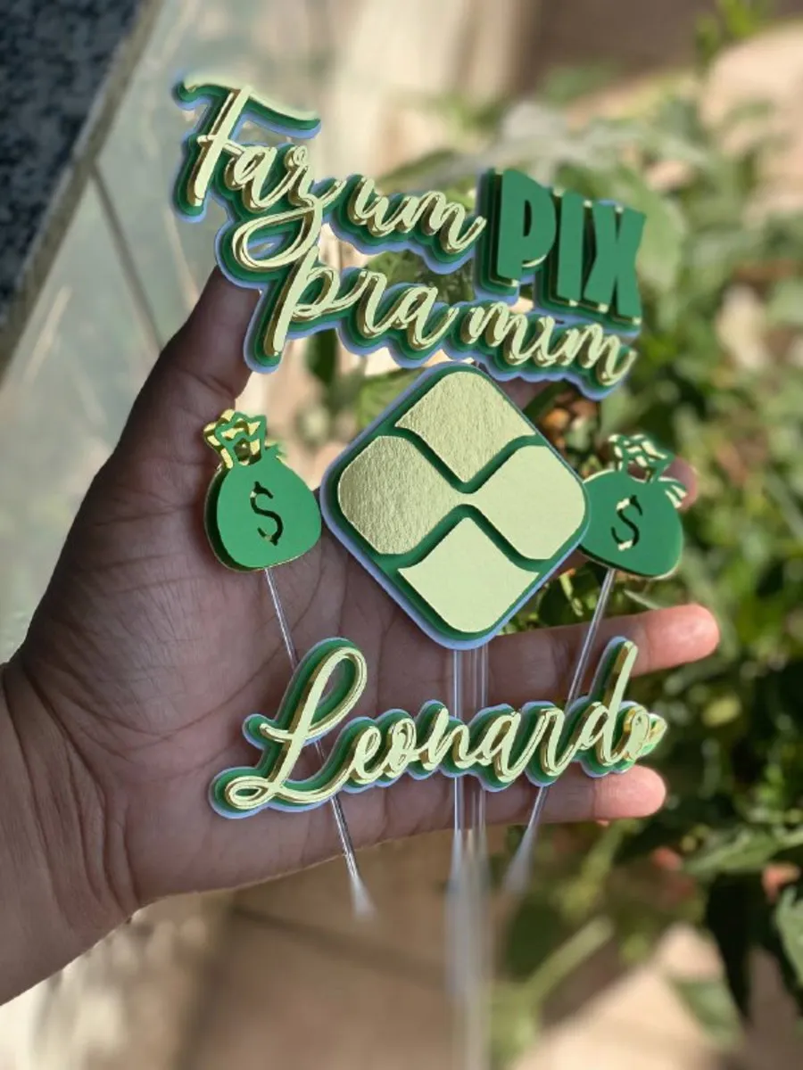 Topper de bolo com o símbolo do Pix verde espelhado e moderno, notas de dinheiro em espécie voando ao redor e uma chave Pix fictícia estilizada em camadas tridimensionais em arquivo digital de corte.
