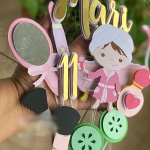Topper de bolo com máscara facial, roupão e elementos de maquiagem para decoração de festa infantil ou adulta tema Spa em arquivo digital de corte.