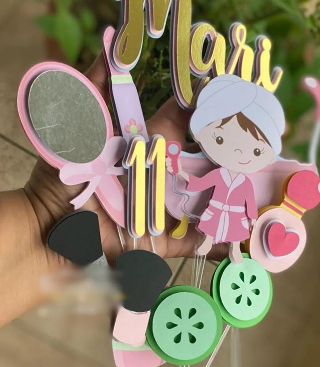 Topper de bolo com máscara facial, roupão e elementos de maquiagem para decoração de festa infantil ou adulta tema Spa em arquivo digital de corte.
