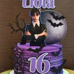 Topper de bolo com a personagem Wandinha Addams com suas tranças clássicas, o teto da janela gótica de moldura escura e a Mãozinha em camadas tridimensionais para decoração de festa em arquivo digital de corte.
