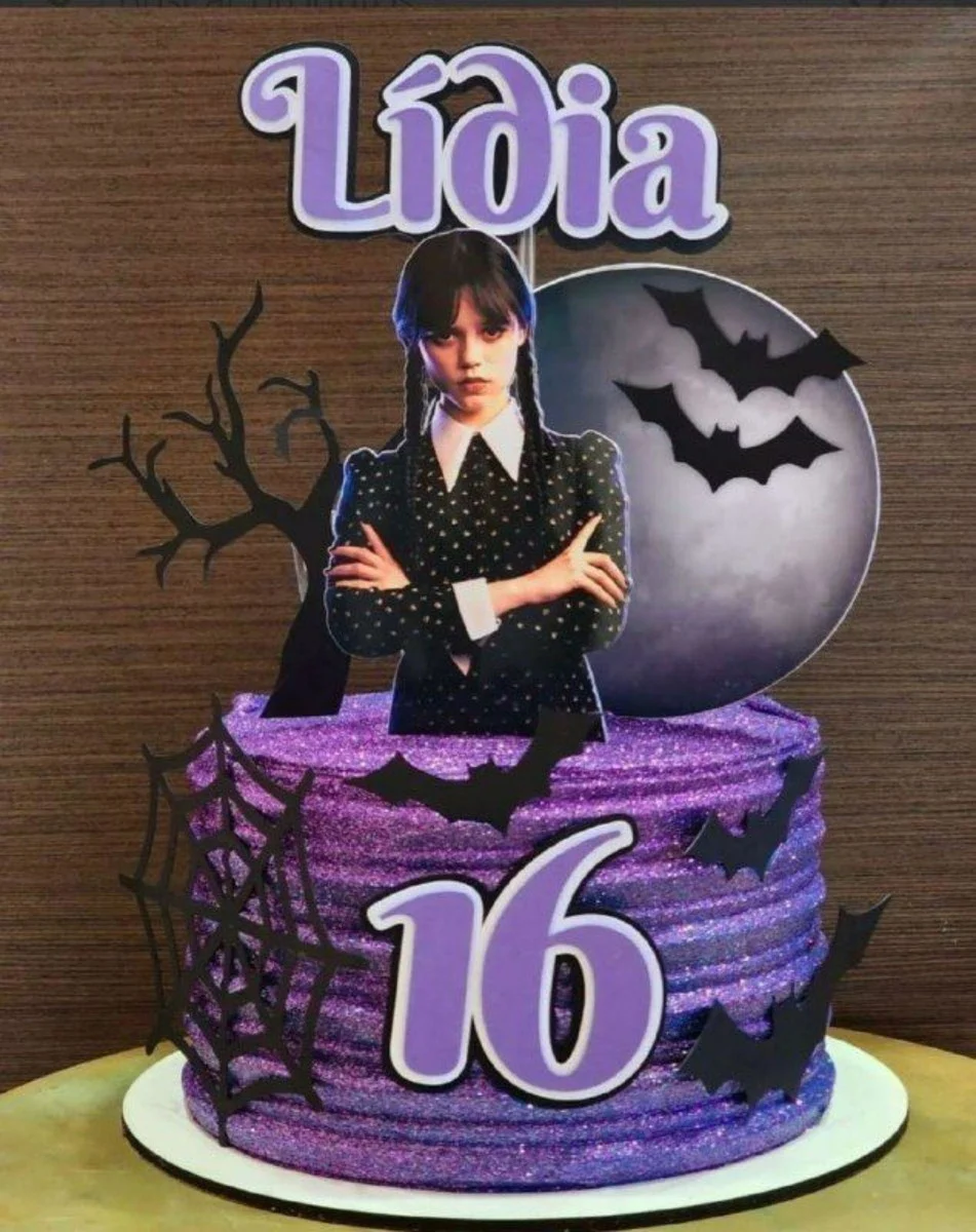 Topper de bolo com a personagem Wandinha Addams com suas tranças clássicas, o teto da janela gótica de moldura escura e a Mãozinha em camadas tridimensionais para decoração de festa em arquivo digital de corte.