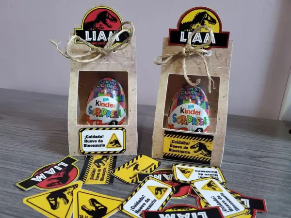 Arquivo de corte digital de suporte decorativo para Kinder Ovo no tema Jurassic Park em formato Studio para Silhouette, mostrando o contorno do portão do parque, dinossauros em camadas e o nicho central vazado para encaixe do chocolate.