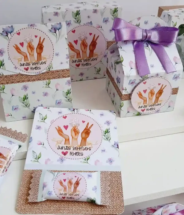 Arquivos digitais abertos em programa de recorte mostrando caixinhas sextavadas, tags com frases motivacionais e toppers para comemorar o Dia da Mulher.