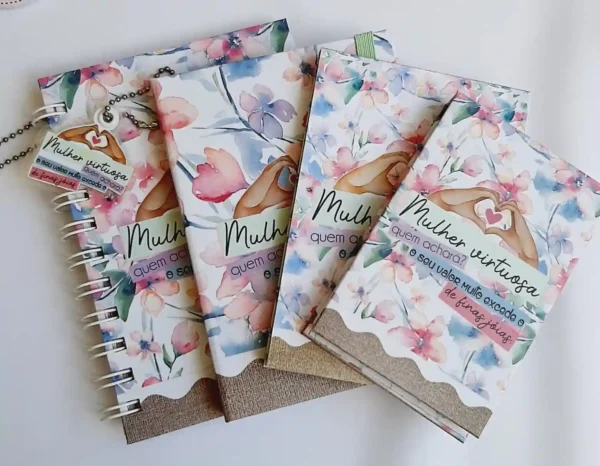 Maquete digital de embalagens personalizadas e tags comemorativas para o Dia da Mulher, com linhas de vinco e corte em tons de rosa e lilás.