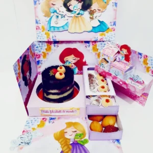 Arquivo de corte digital de caixa grande cartonada decorada com silhuetas de castelos e carruagens das princesas, contendo berços internos para bolo, doces e refrigerante.