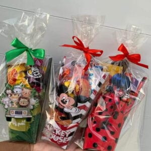 Cone de papel em formato de mini buquê com ilustrações coloridas de personagens de animação fofos e rostos sorridentes, trazendo linhas de contorno limpas para montagem e colagem em arquivo digital.