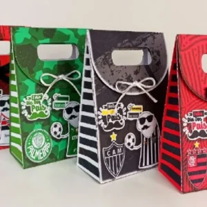 Gabarito de sacola de papel personalizada com a estampa do boneco Flork torcedor segurando uma bandeira de futebol, contendo linhas de vinco pontilhadas e abas laterais para colagem em arquivo digital de corte.
