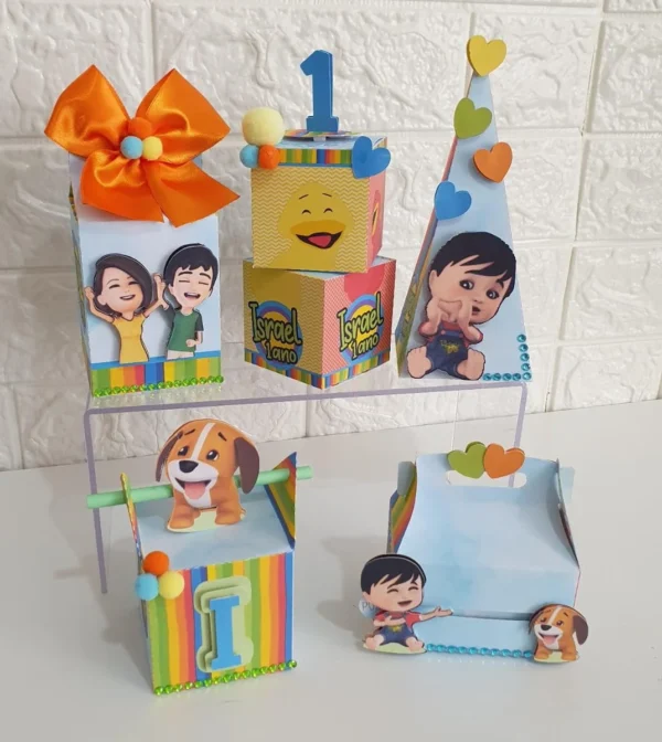 Topper de bolo com o menino Bento sorrindo ao lado do cãozinho Totó, cercados por notas musicais coloridas, balões festivos e nuvens brancas em camadas tridimensionais em arquivo digital de corte.