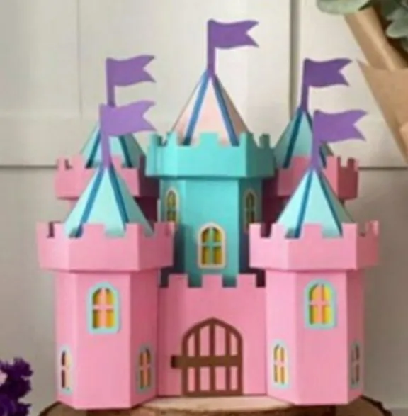Estrutura tridimensional de papel simulando um castelo medieval encantado com torres pontiagudas, janelas vazadas em arabesco e portão central detalhado, exibindo encaixes exatos e dobras para montagem em camadas em arquivo digital de corte.