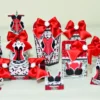 Topper de bolo com espartilho em camadas e detalhes rendados para decoração de festas adultas femininas.
