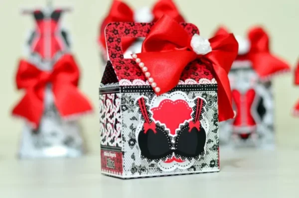 Arquivo digital de corte com silhuetas de espartilho e cabide para decoração de chá de lingerie na Silhouette.