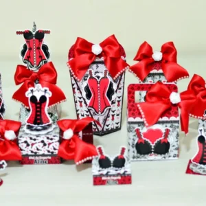 Topper de bolo com espartilho em camadas e detalhes rendados para decoração de festas adultas femininas.