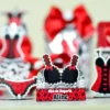 Elementos decorativos em camadas com espartilhos e corações para decoração de mesa de chá de lingerie.