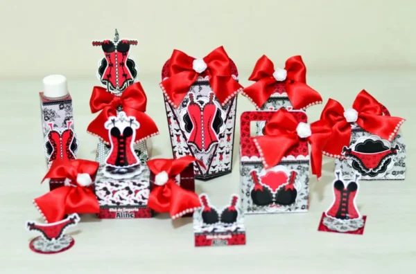 Topper de bolo com espartilho em camadas e detalhes rendados para decoração de festas adultas femininas.