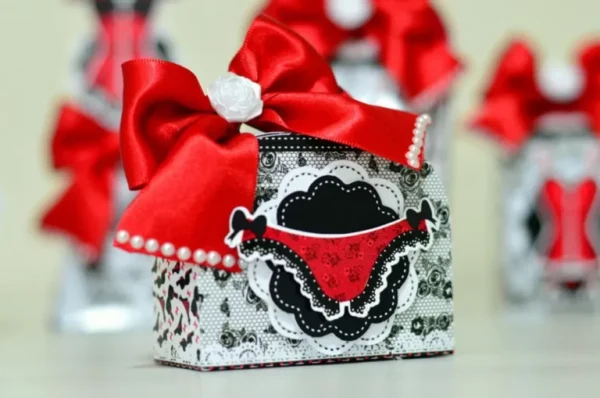 Kit digital de decoração para festas com topper de bolo e mimos estruturados no tema Chá de Lingerie.