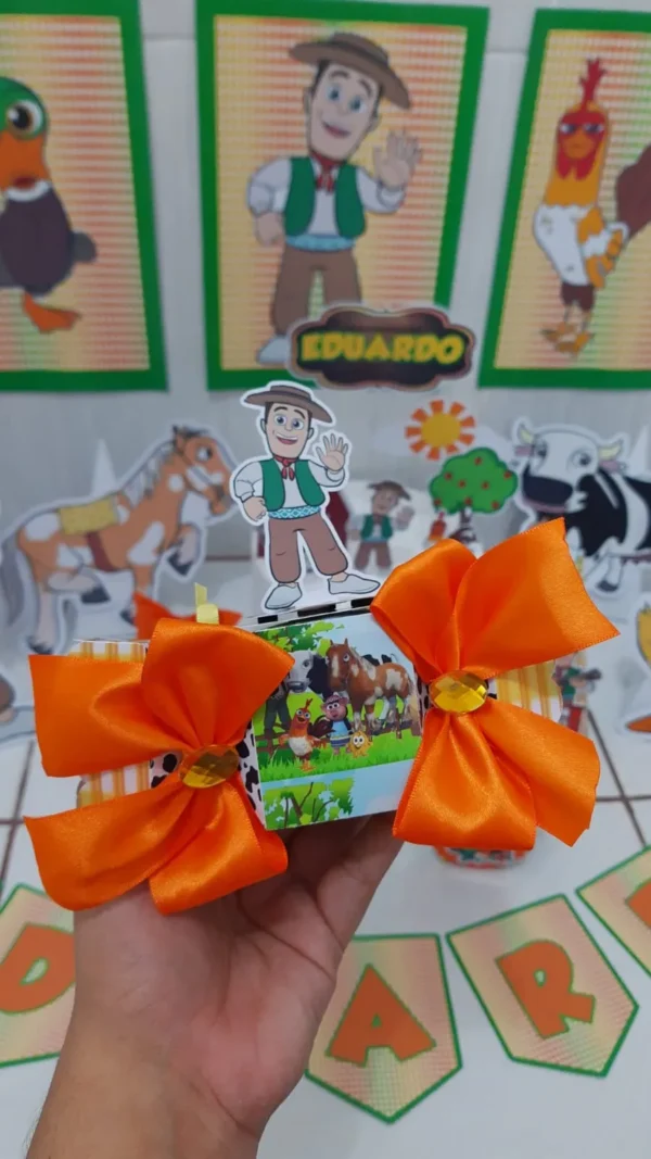 Arquivo digital com moldes do pintinho Amarelinho, pato Tarica e porquinha Doña Pancha em camadas coloridas para mesa de aniversário.