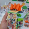 Topper de bolo com celeiro vermelho, trator verde e animais da fazenda em camadas de papelaria personalizada para aniversário infantil.