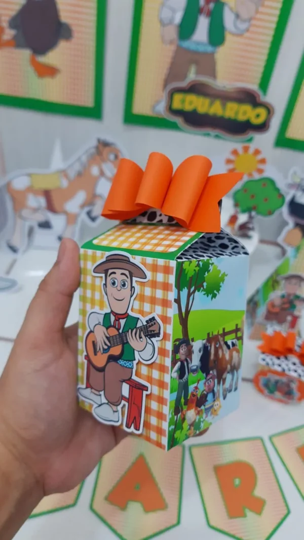 Topper de bolo com celeiro vermelho, trator verde e animais da fazenda em camadas de papelaria personalizada para aniversário infantil.