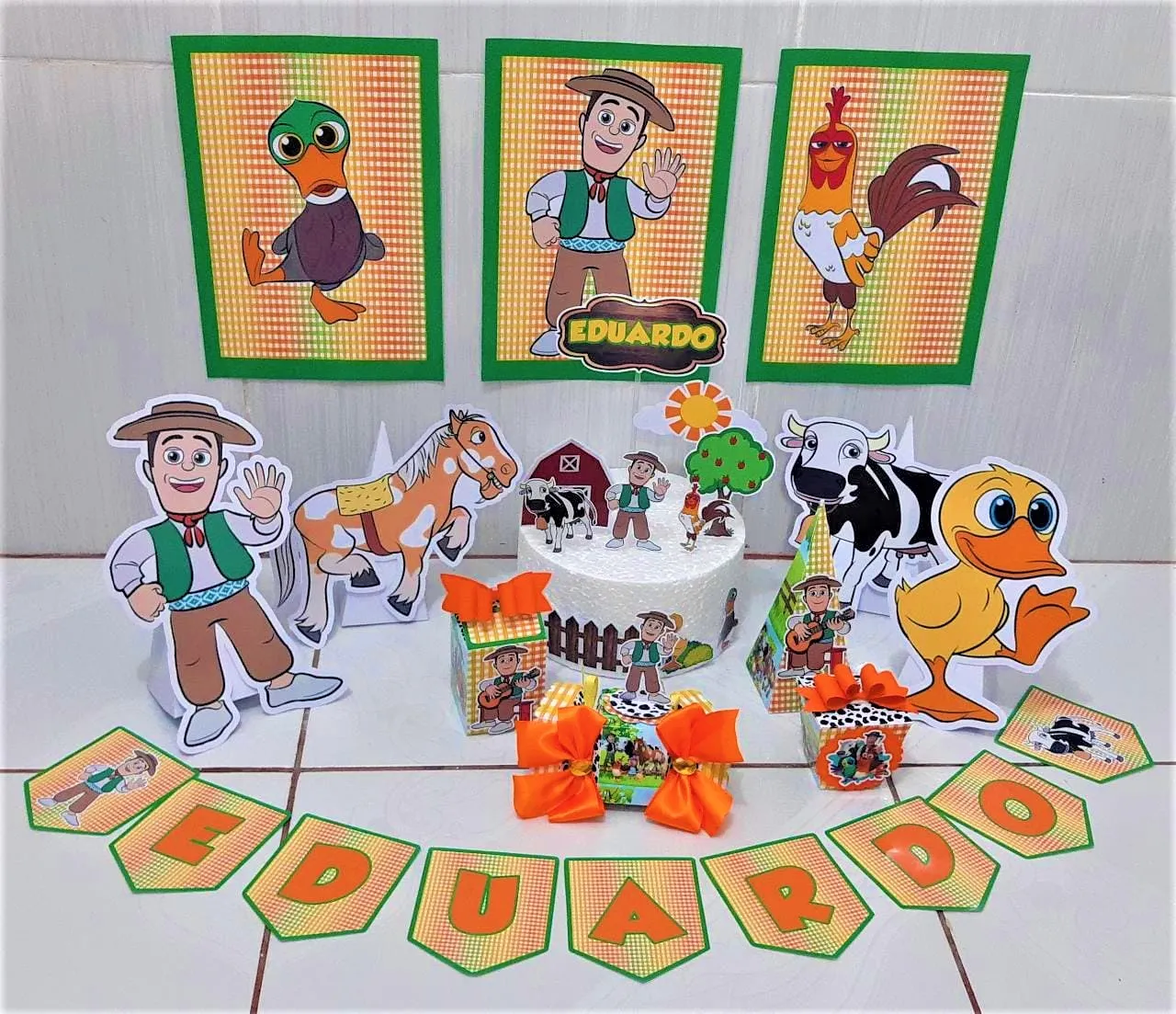 Topper de bolo com o cavalo Percheron, a vaca Lola, o galo Bartolito e o fazendeiro Zenon em camadas tridimensionais para decoração de festa infantil em arquivo digital de corte.