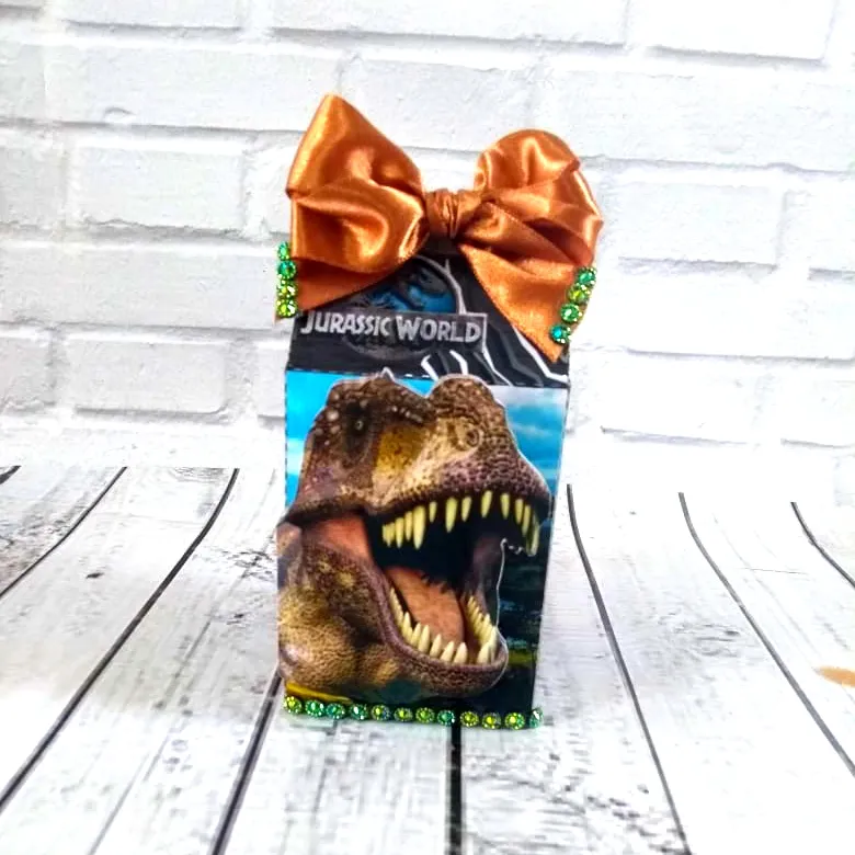 Kit digital de decoração para festas com topper e temas de dinossauros e selva do Jurassic World.