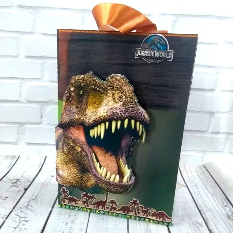Topper de bolo com o T-Rex e o logotipo do Jurassic World em camadas para decoração de festas.