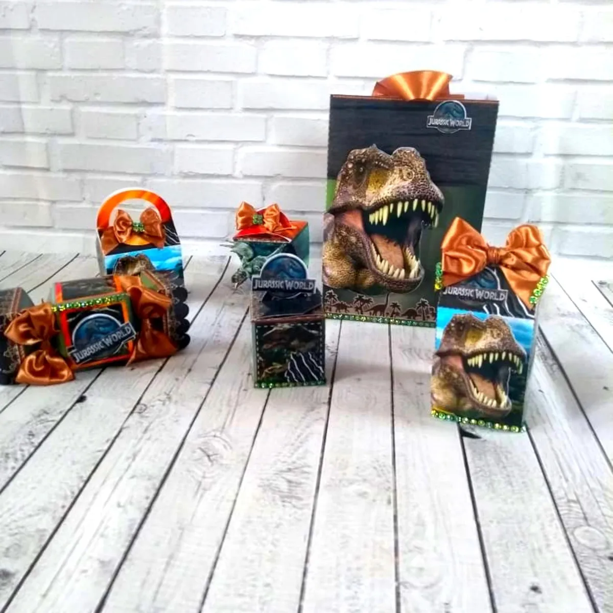 Moldes digitais em alta resolução do tema Jurassic World para papelaria personalizada e decoração de mesa.