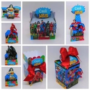 Topper de bolo com os heróis Batman, Superman e Flash em camadas tridimensionais para decoração de festas infantis.