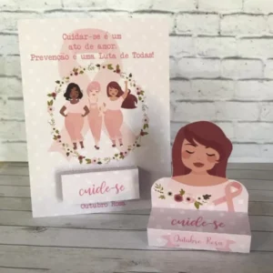 Caixa retangular para mimos na cor rosa pastel com um grande laço da campanha vazado na tampa superior, revelando o fundo, decorada com corações delicados em camadas tridimensionais em arquivo digital de corte.