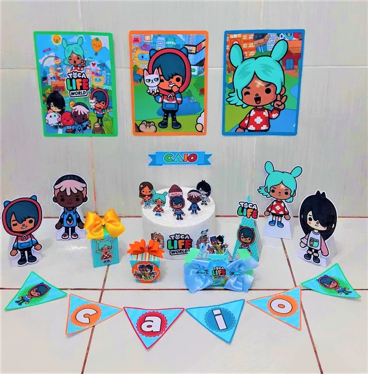 Topper de bolo com os personagens expressivos do jogo Toca Life World reunidos em frente ao prédio moderno da cidade, cercados por corações coloridos, estrelas amarelas e ícones de diálogo divertidos em camadas tridimensionais em arquivo digital de corte.