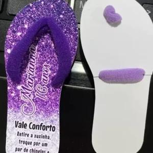 Tag de papel estruturada em formato criativo que combina a silhueta de uma sandália de dedo com uma aba superior arredondada e aberturas exatas para prender o elástico de cabelo tipo xuxinha em arquivo digital de corte.