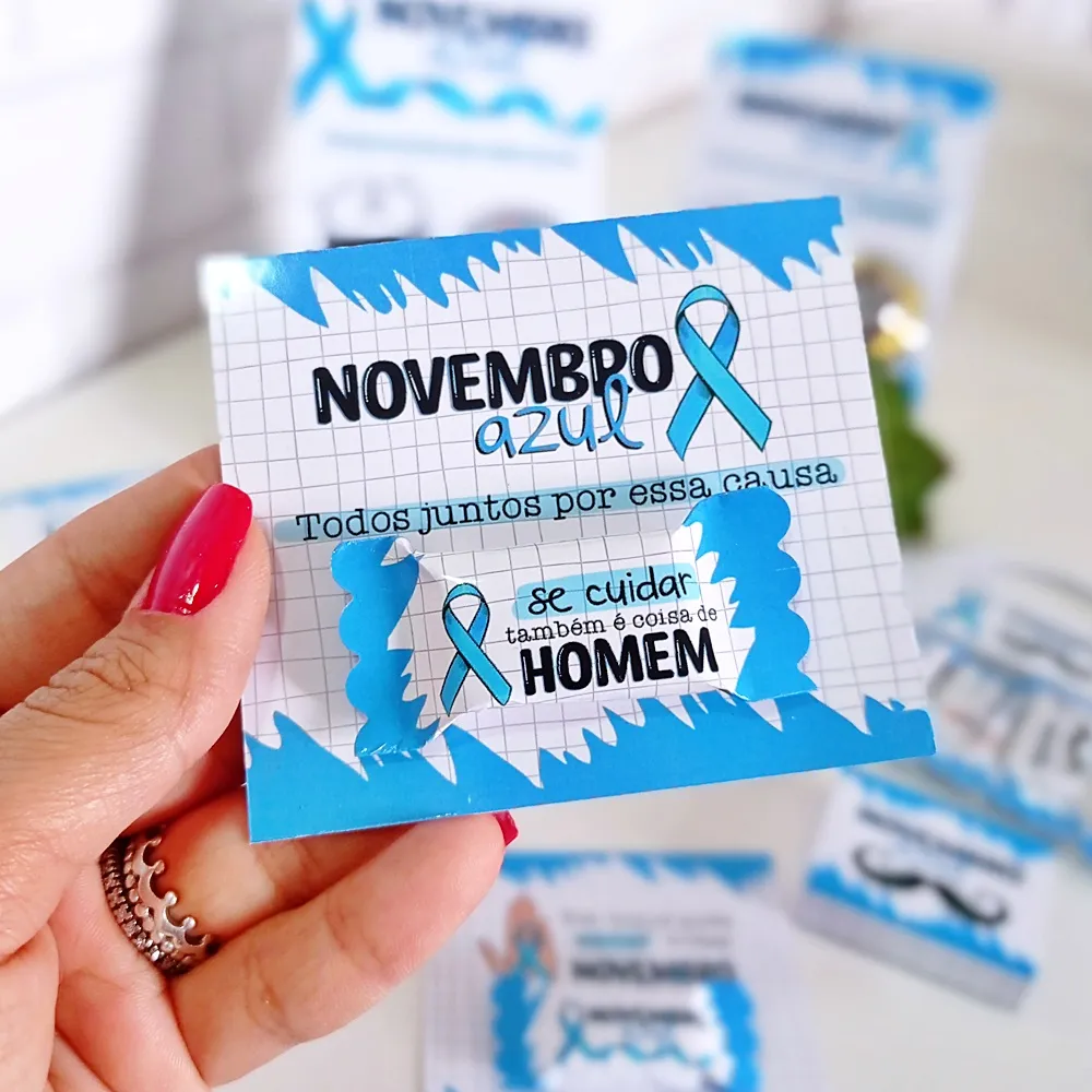 Embalagem de papel em formato de bombom gigante na cor azul royal com estampas de gravatas borboleta e o texto "Seja o herói da sua saúde" centralizado em arquivo digital de corte.