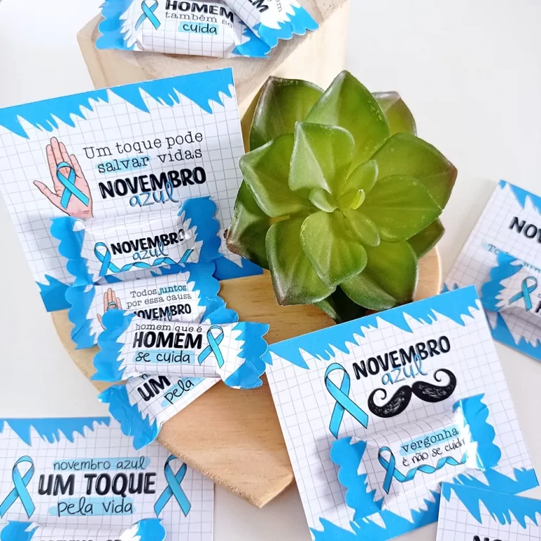 Tag retangular com bordas arredondadas em tom azul marinho, apresentando uma mensagem motivacional sobre prevenção e espaço exato para fixar um chaveiro de bigode em arquivo digital de corte.