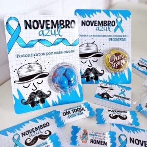 Topper de bolo com a frase "Novembro Azul" em letras cursivas azuis e douradas, acompanhada por um grande bigode clássico e estrelas foscas dispostas em camadas tridimensionais em arquivo digital de corte.