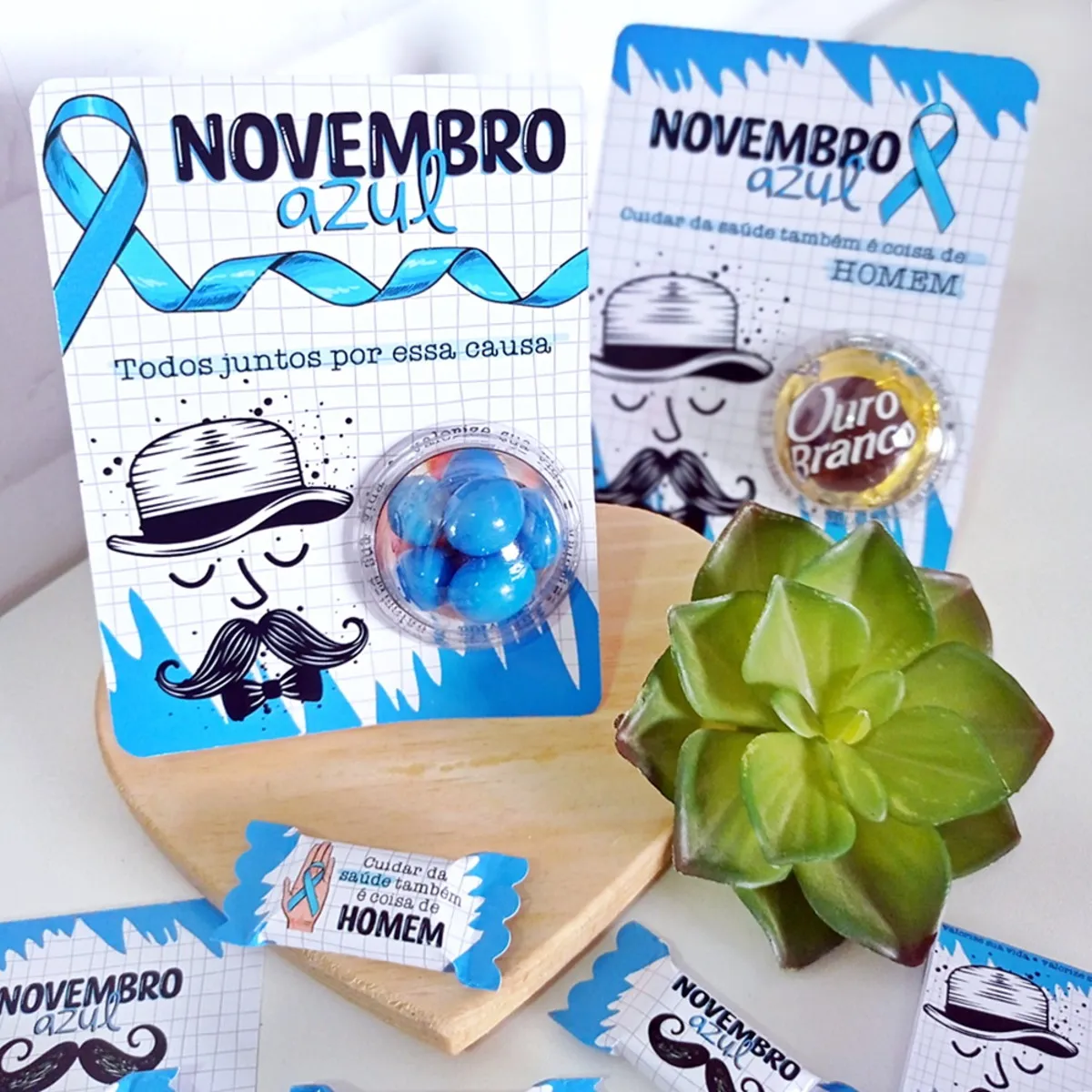 Caixa organizadora com base de seis lados na cor azul claro, estampada com silhouettes de homens e corações, destacando uma tampa de encaixe firme em arquivo digital de corte.