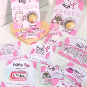 Embalagem milk vertical na cor rosa pastel com estampa de minúsculos corações brancos, trazendo na frente o laço da campanha em aplique tridimensional sobreposto em arquivo digital de corte.