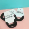 Tag de papel compacta com padrão geométrico moderno em tons de amarelo e cinza, trazendo em destaque a palavra "Acredite" com uma pequena estrela brilhante ao lado em arquivo digital de corte.