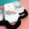 Tag para elástico de cabelo com estampa floral delicada em tons de lilás e verde água, exibindo centralizada a frase inspiradora "Tire um tempo para você" em arquivo digital de corte.