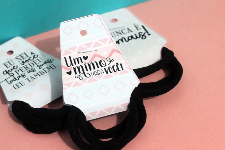 Tag para elástico de cabelo com estampa floral delicada em tons de lilás e verde água, exibindo centralizada a frase inspiradora "Tire um tempo para você" em arquivo digital de corte.