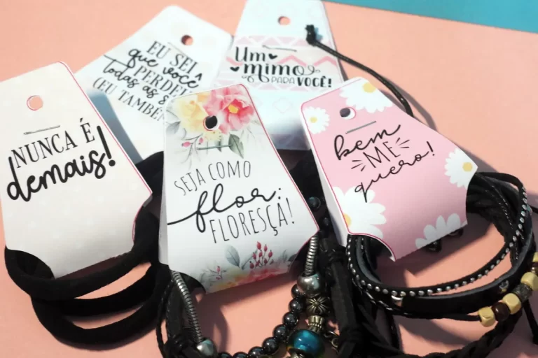 Tag de papel em formato de gravata com fundo rosa pastel e estampa de mini corações brancos, trazendo na parte frontal a frase "Um mimo para agradecer a sua preferência" escrita em letras cursivas e elegantes em arquivo digital.