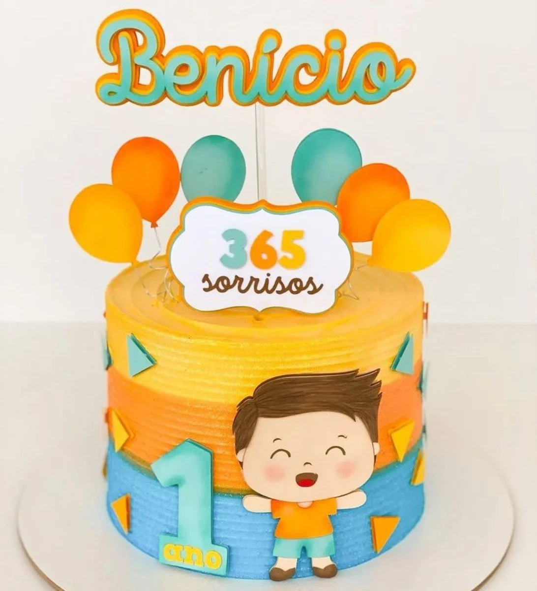 Topper de bolo com o número 365 grande em papel laminado dourado brilhante, cercado por várias carinhas felizes e emojis sorridentes em amarelo vibrante, balões coloridos flutuando e nuvens brancas fofas em camadas tridimensionais em arquivo digital de corte.