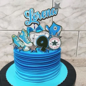 Alternativo: Topper de bolo jovem com o clássico tênis de cano alto em estilo retrô com costuras detalhadas e a icônica estrela lateral, cercado por notas musicais e elementos urbanos dispostos em camadas tridimensionais em arquivo digital de corte.