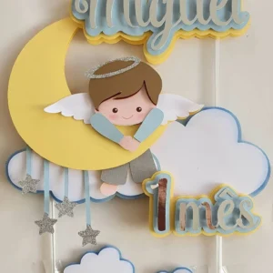 Topper de bolo infantil com um anjinho loiro de asas brancas texturizadas dormindo calmamente sobre uma nuvem fofa com estrelas douradas penduradas por fios, dispostos em camadas tridimensionais em arquivo digital de corte.
