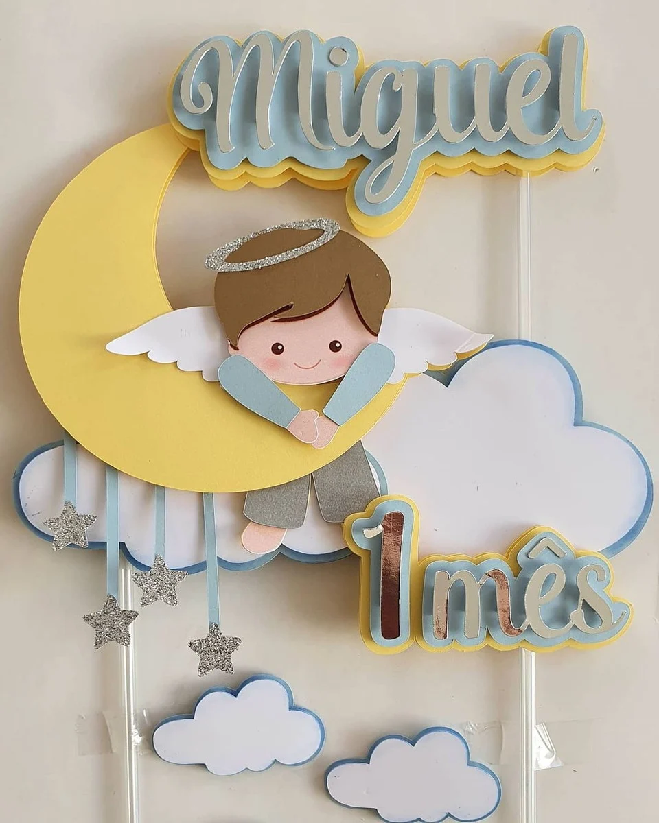 Topper de bolo infantil com um anjinho loiro de asas brancas texturizadas dormindo calmamente sobre uma nuvem fofa com estrelas douradas penduradas por fios, dispostos em camadas tridimensionais em arquivo digital de corte.