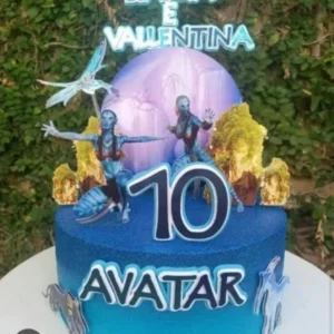 Topper de bolo cinematográfico com elementos do planeta Pandora exibindo a silhueta de um Na'vi azul com marcas fluorescentes, cercado por florestas tropicais exóticas e montanhas flutuantes, dispostos em camadas tridimensionais em arquivo digital de corte.