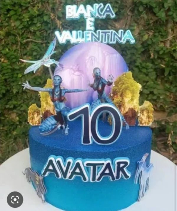 Topper de bolo cinematográfico com elementos do planeta Pandora exibindo a silhueta de um Na'vi azul com marcas fluorescentes, cercado por florestas tropicais exóticas e montanhas flutuantes, dispostos em camadas tridimensionais em arquivo digital de corte.