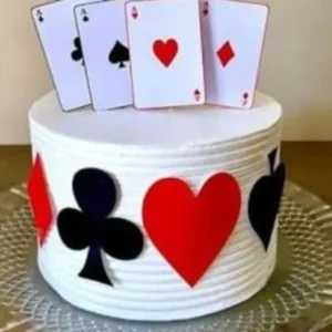 Topper de bolo temático de baralho exibindo as cartas de um Royal Flush de Espadas dispostas em leque aberto, acompanhado por fichas de pôquer vermelhas e pretas texturizadas e os quatro naipes em relevo tridimensional em arquivo digital de corte.
