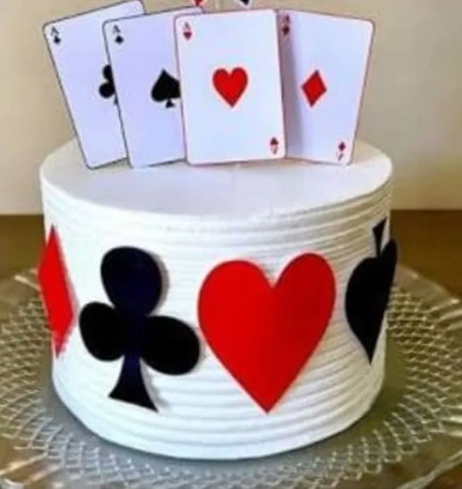 Topper de bolo temático de baralho exibindo as cartas de um Royal Flush de Espadas dispostas em leque aberto, acompanhado por fichas de pôquer vermelhas e pretas texturizadas e os quatro naipes em relevo tridimensional em arquivo digital de corte.